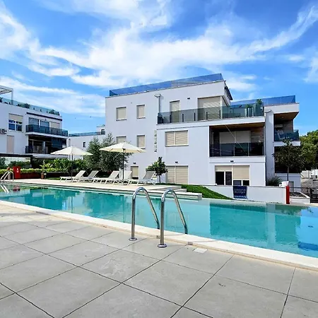 Luxus Nur 300 Meter Zum Strand Mit Pool, Liegen, Grill, Privatparkplatz * Novigrad Istria