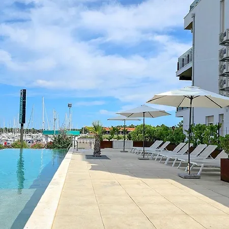 Luxus Nur 300 Meter Zum Strand Mit Pool, Liegen, Grill, Privatparkplatz Apartamento *