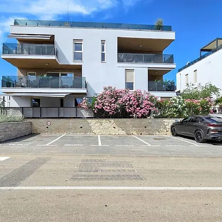 Luxus Nur 300 Meter Zum Strand Mit Pool, Liegen, Grill, Privatparkplatz Novigrad Istria
