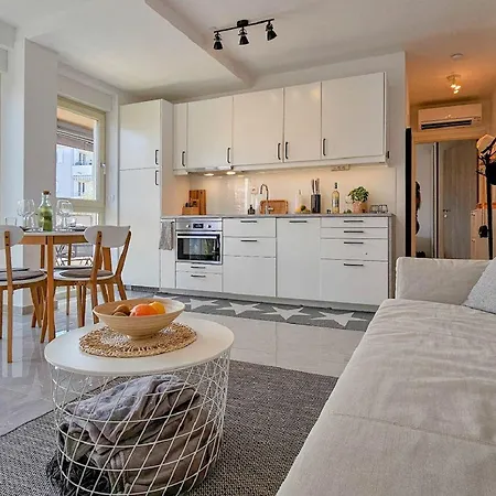 Luxus Nur 300 Meter Zum Strand Mit Pool, Liegen, Grill, Privatparkplatz Apartamento Novigrad Istria