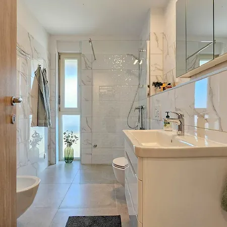 Luxus Nur 300 Meter Zum Strand Mit Pool, Liegen, Grill, Privatparkplatz Apartamento Novigrad Istria