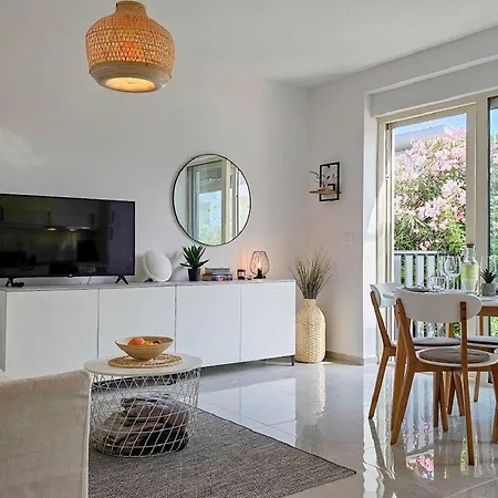 Apartamento Luxus Nur 300 Meter Zum Strand Mit Pool, Liegen, Grill, Privatparkplatz
