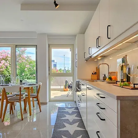 Luxus Nur 300 Meter Zum Strand Mit Pool, Liegen, Grill, Privatparkplatz Apartamento Novigrad Istria