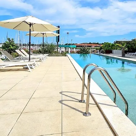 Luxus Nur 300 Meter Zum Strand Mit Pool, Liegen, Grill, Privatparkplatz Apartamento Novigrad Istria