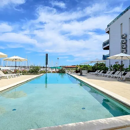 Luxus Nur 300 Meter Zum Strand Mit Pool, Liegen, Grill, Privatparkplatz Apartamento Novigrad Istria