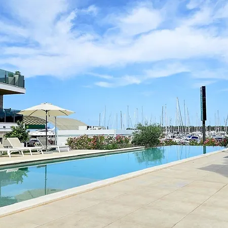 Luxus Nur 300 Meter Zum Strand Mit Pool, Liegen, Grill, Privatparkplatz * Novigrad Istria